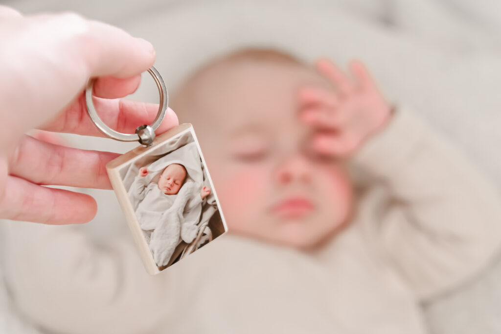 Houten sleutelhanger met foto van een baby